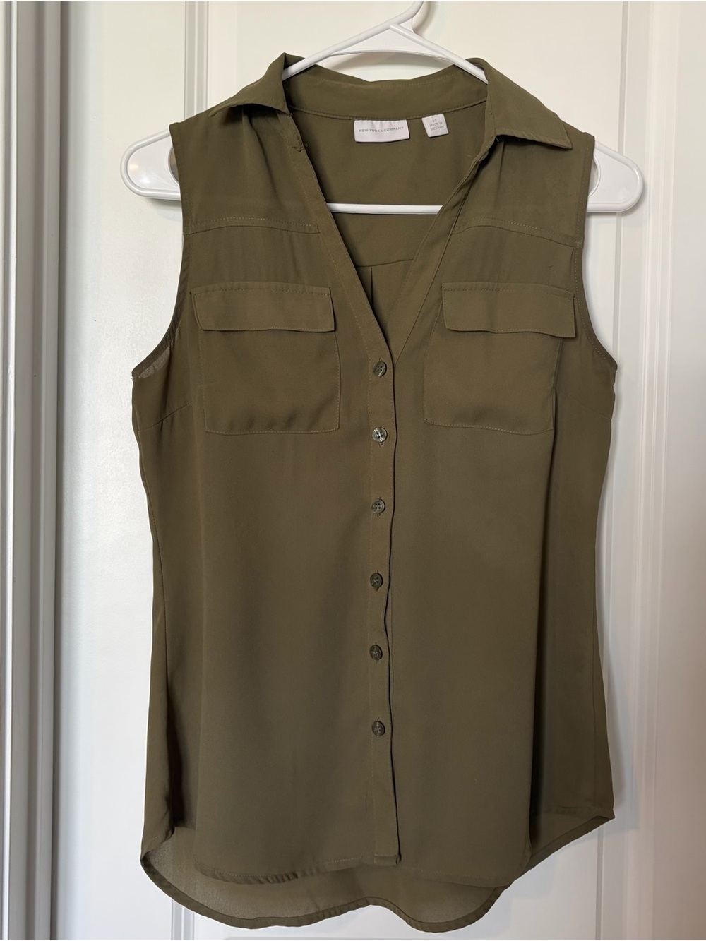 Liz Claiborne Olive Green Sleeveless Button-Front Shirt
Size XS